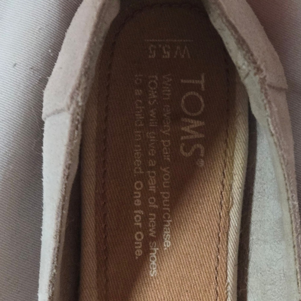 TOMS Womens‎ Size 5.5 Beige Suede Leather Perforated Pointed Toe Flats Shoes - Picture 2 of 7
